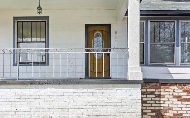 Building Photo - Charming + Modern Highland Park Home - 3 Beds, 2 Baths, Fenced Yard, + Plenty of Parking!