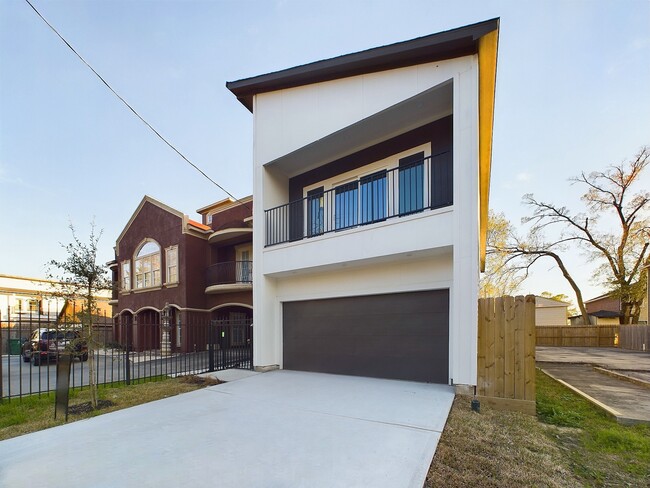 Building Photo - 5029 Creekmont Dr