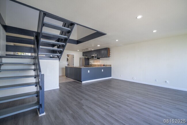 Building Photo - 3 Bed 3 Bath in Laulea Townhomes