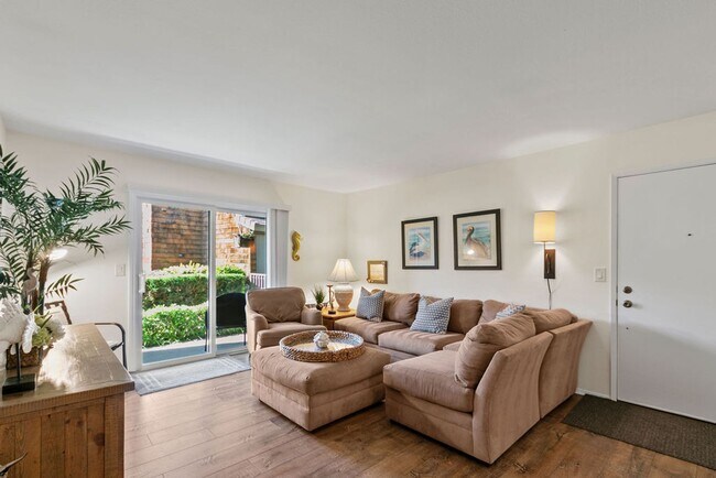 Building Photo - Furnished Ground-Level Beach Condo!