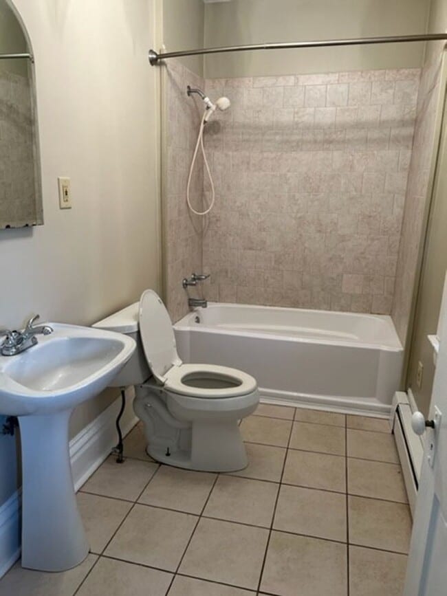 Building Photo - Beautiful 4 Bedroom 2 Bath House now Avail...