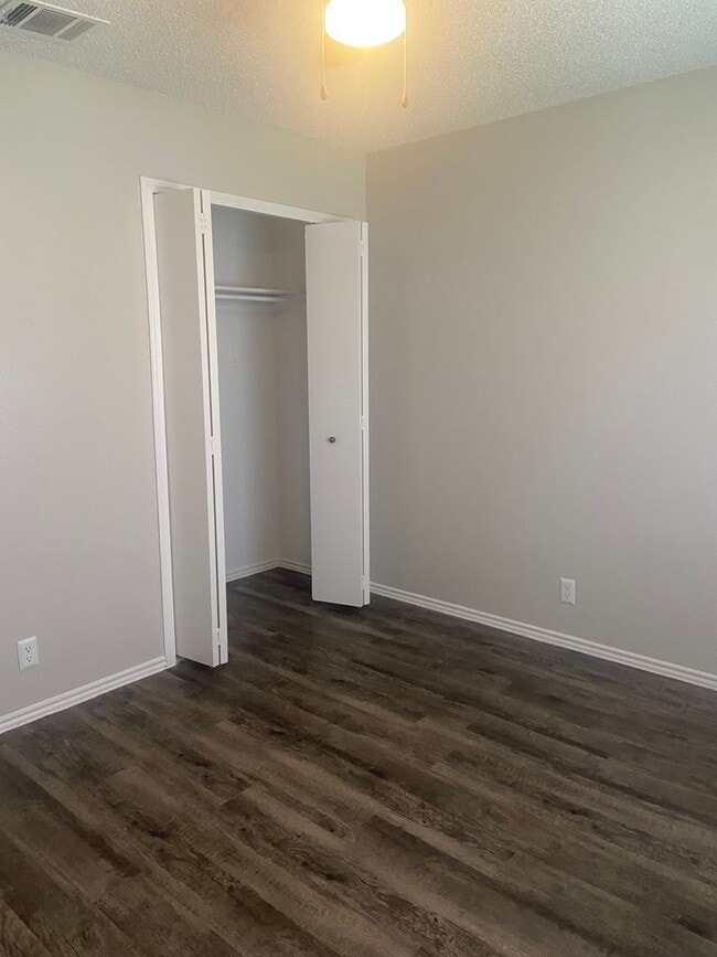 Building Photo - 2 bedroom 2 bath Duplex