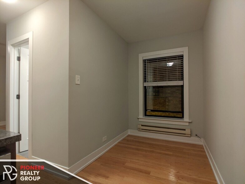 Building Photo - 910 W George St