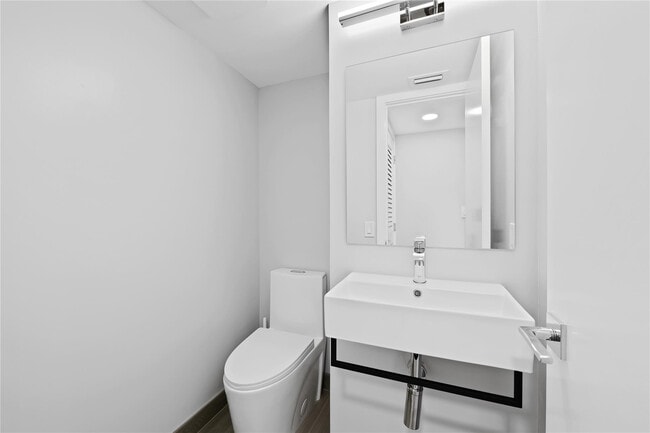 Building Photo - 340 City View Dr