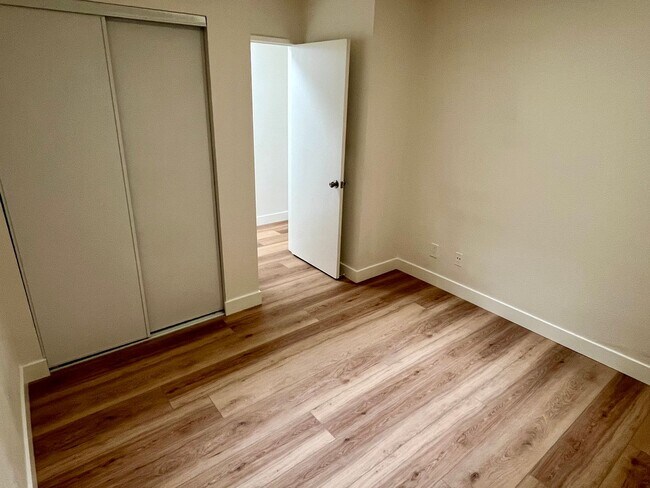 Building Photo - Ocean Beach remodeled 3 bedroom 2.5 bath T...
