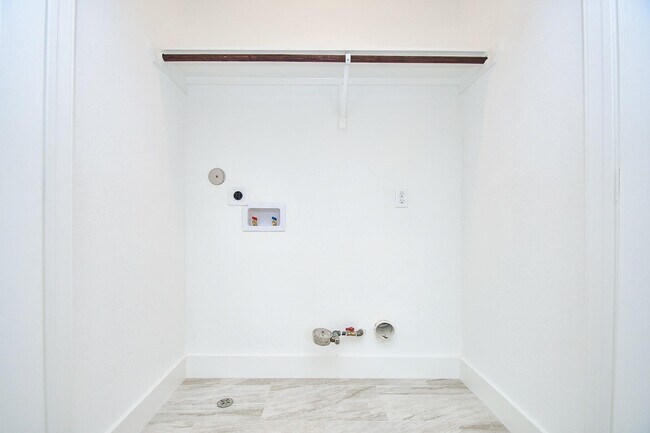 Building Photo - 2307 Gagne St