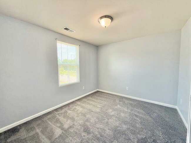 Building Photo - **OFFERING REFUNDABLE APPLICATION FEES & $100 MOVE IN PROMOTION** Charming 3BD, 1.5BA Clayton Hom...