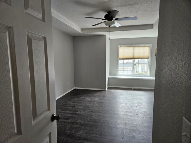 Building Photo - Spacious 4 bedroom, 2 1/2 bath House