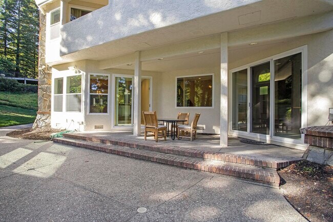 Building Photo - 3 Blackhawk Club Ct