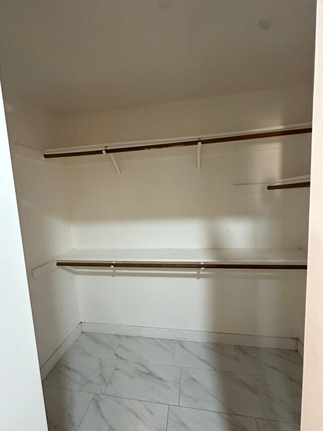 Building Photo - Charming Home Rent Ready !