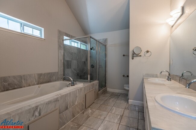 Building Photo - Gorgeous Townhouse | Hardwood Flooring | A/C