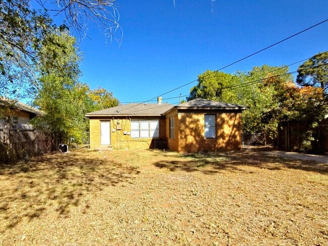 Building Photo - Cozy 2 Bedroom Home