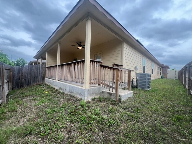 Building Photo - Luxury 3/2Duplex in Seguin, TX