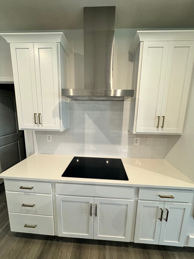 Building Photo - 701 Englewood Farms Dr