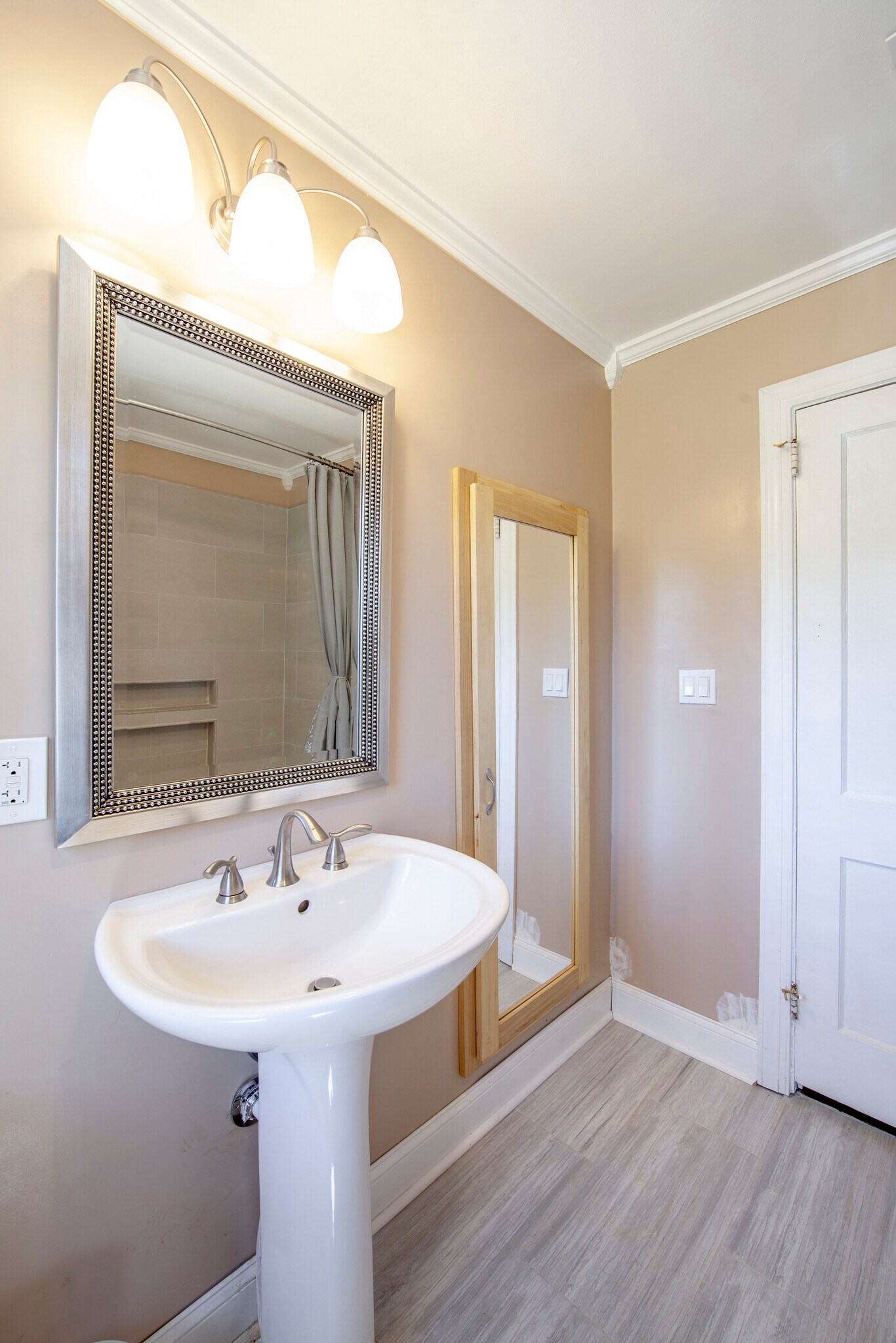 Front Bathroom - 2660 Roslyn Ave