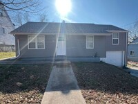 Building Photo - 452 Bluff Dr