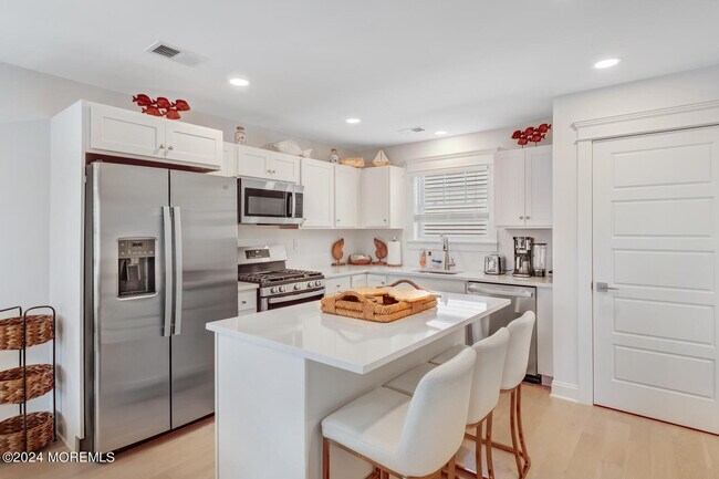 Building Photo - 19 Cummins St