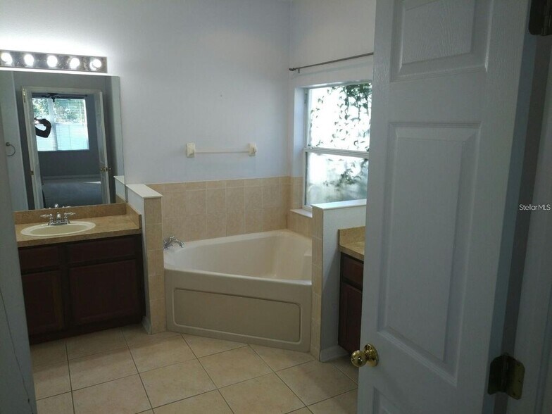 Building Photo - 5804 Justicia Loop