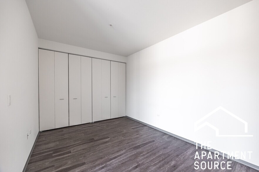 Building Photo - 2340 N California Ave