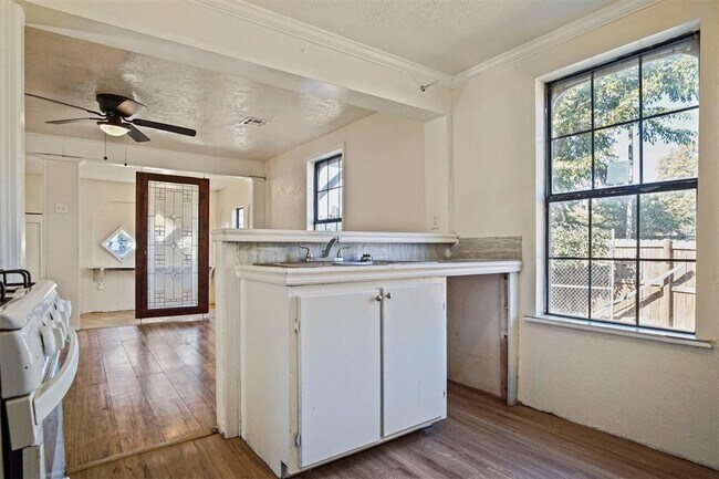 Building Photo - 2812 S Broadway Ave