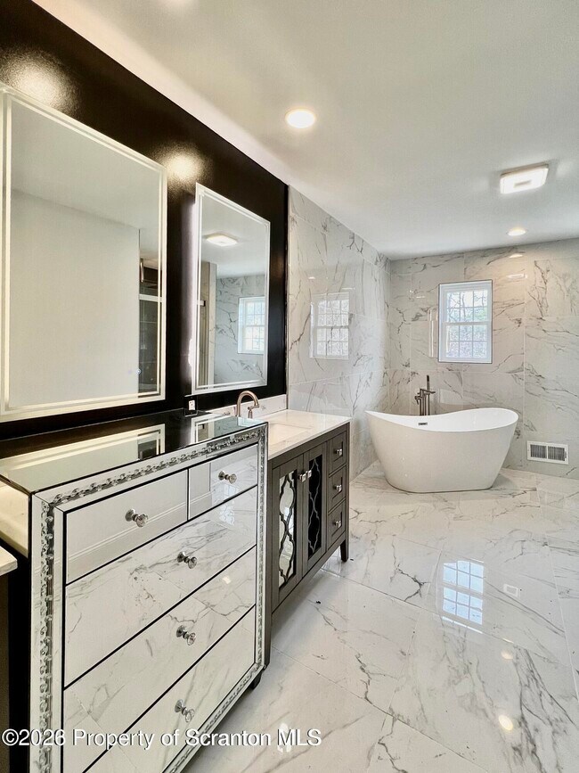 Building Photo - 400 Haven Ln