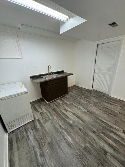 Basement: wet bar - 12319 Bonfire Dr