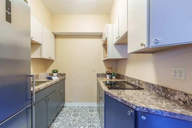 Building Photo - Spacious 1BR Condo with Utilities Included at Kimball Towers