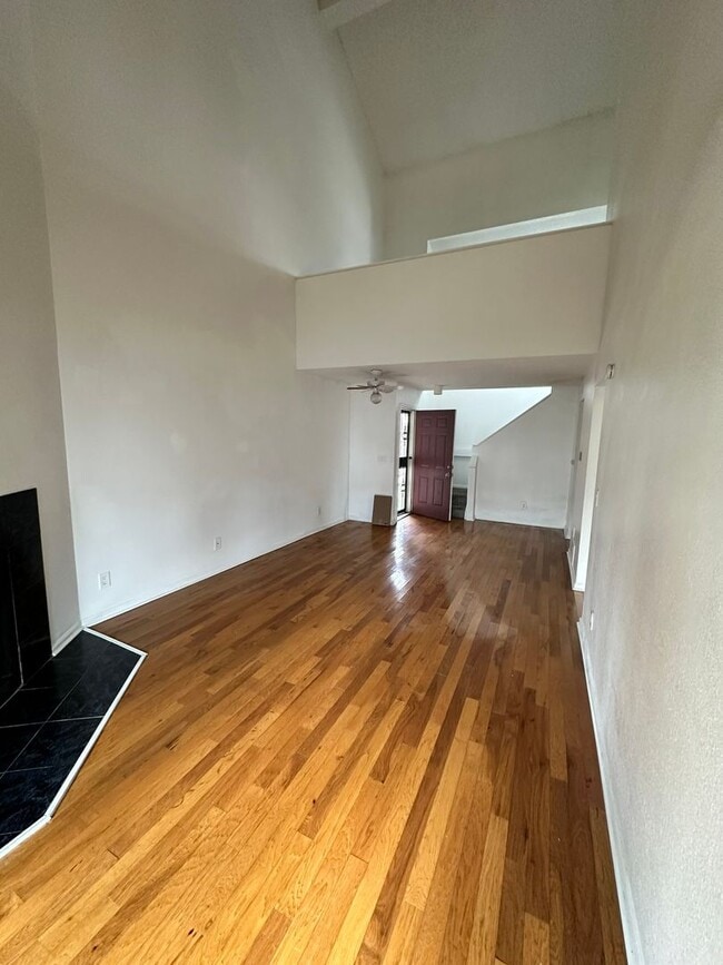 Building Photo - Spacious 3 Bed, 2 Full Bath Townhome near the Highline Canel!