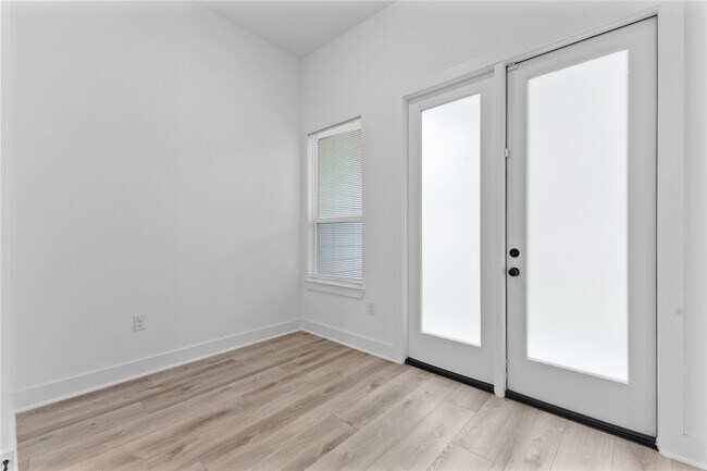 Building Photo - 9116 Peachtree St