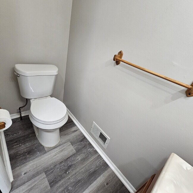 Building Photo - Updated 2 Bedroom Ranch with Open Living Room that Flows Through Kitchen, Dining Area to Great Ro...