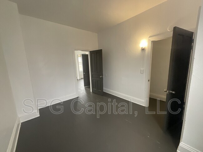 Building Photo - 829 W Poplar St