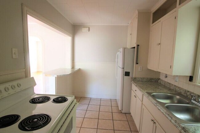 Building Photo - Tour Today! 2 Bedroom 1 Bath Downstairs Ap...