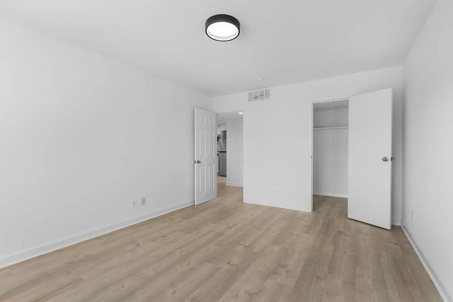 Bedroom and walk in-closet - 5851 Quantrell Ave