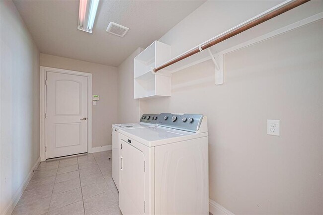 Building Photo - 6243 Garden Lakes Ln
