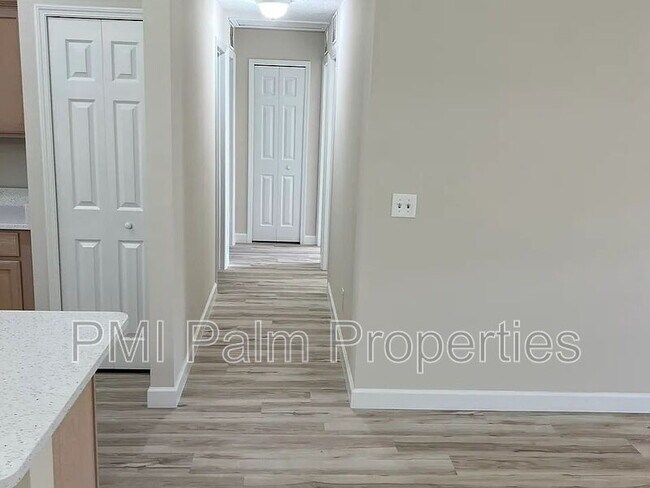 Building Photo - 117 SW Glenwood Dr