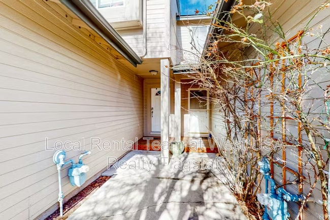 Building Photo - 1105 W Overland Pass Dr