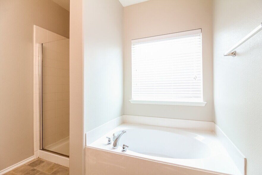 Building Photo - 2005 Blakehill Dr