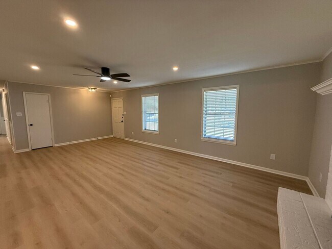 Building Photo - Available-Remodeled 3/2 with 4-Car Garage!