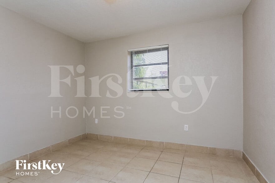 Building Photo - 731 NW 175th Dr