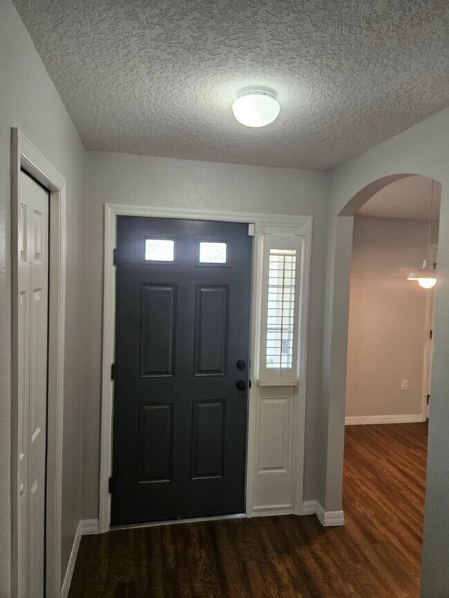 Building Photo - Beautiful Townhome in St Cloud !