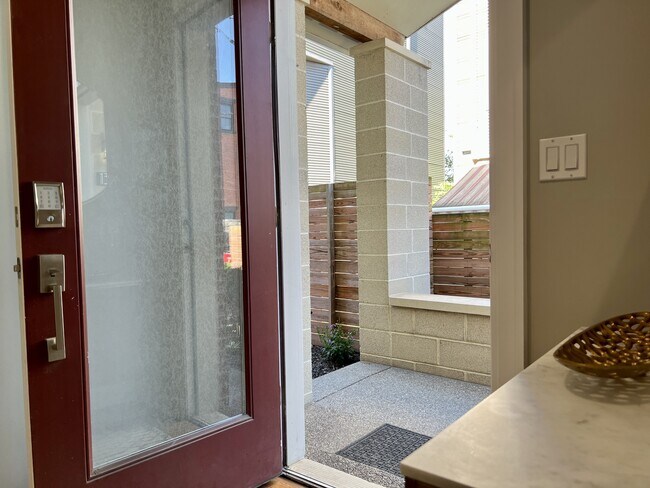 Building Photo - 130 Home St