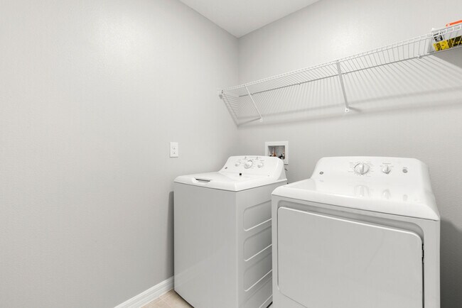 Building Photo - LIKE NEW Home For Rent in Belmont!