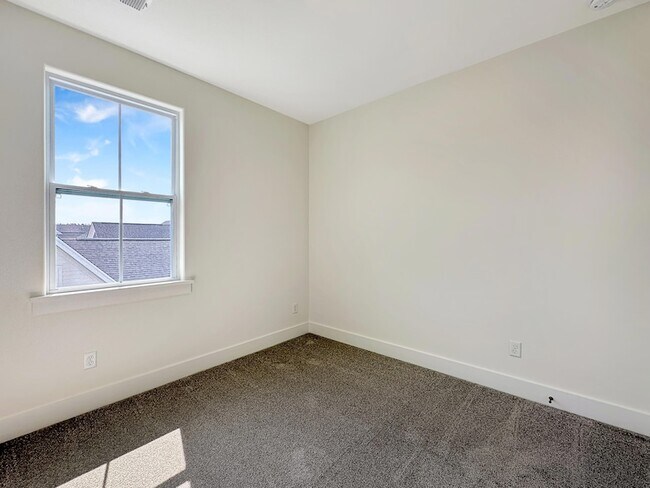 Building Photo - 258 Symphony Ave