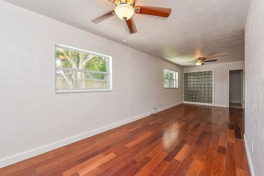 Building Photo - 2608 Sheridan Dr