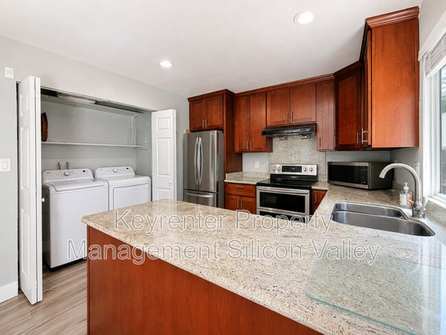 Building Photo - 399 Don Basillo Way