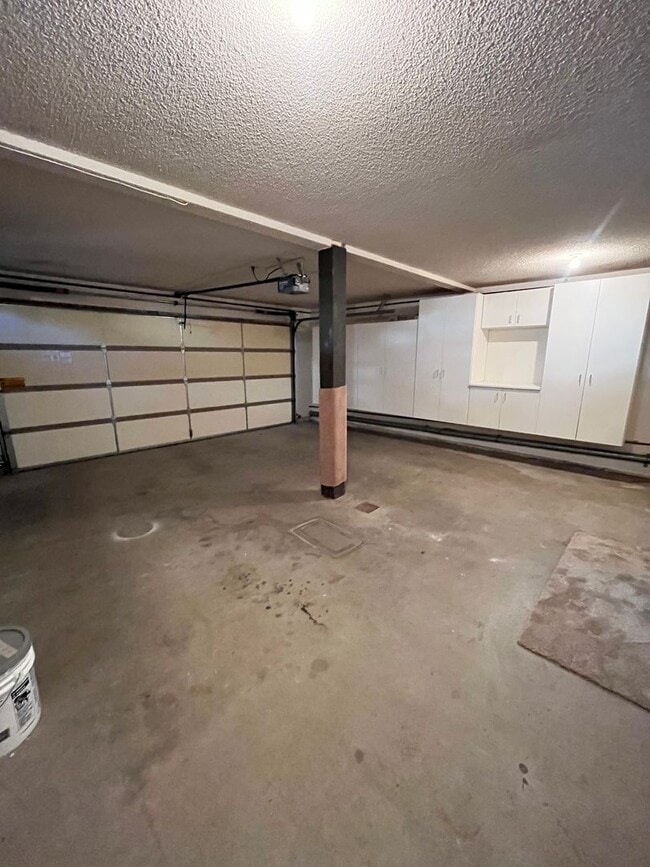 Building Photo - Light-Filled Living on a Peaceful Cul-De-Sac