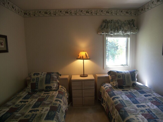 Building Photo - 3 Bedroom Condo in McCloud w 1 Car Garage! Great Location! New pricing!