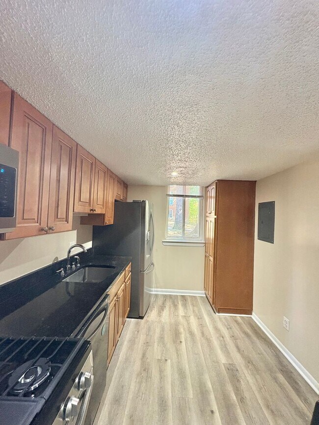 Building Photo - Bright And Cozy 2 Bed 1 Bath Condo With Pa...