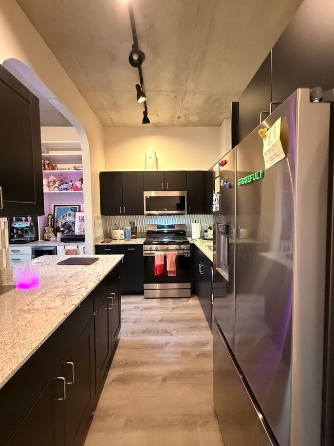 Building Photo - 235 W Van Buren St