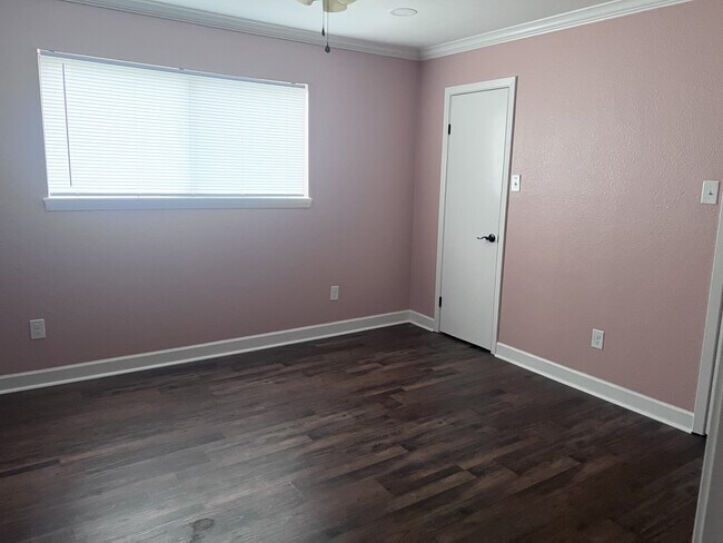 Building Photo - 1100 Woodlawn Ave